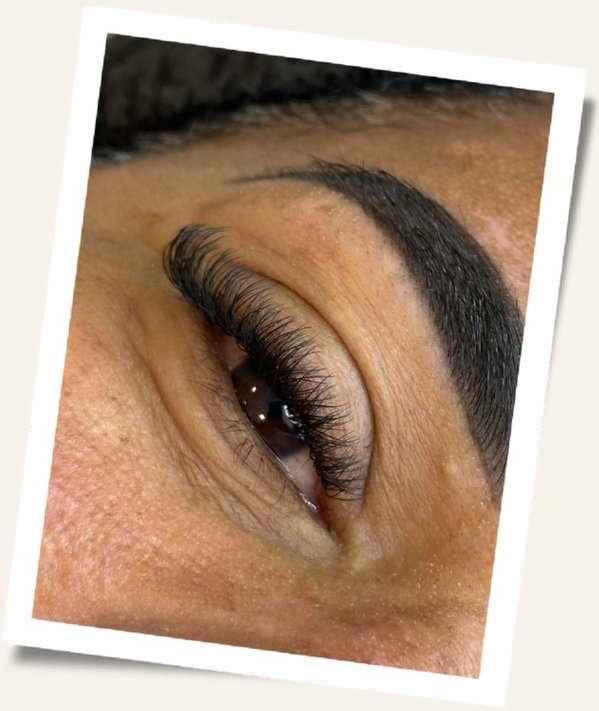 Extensão de cílios efeito fox eyes