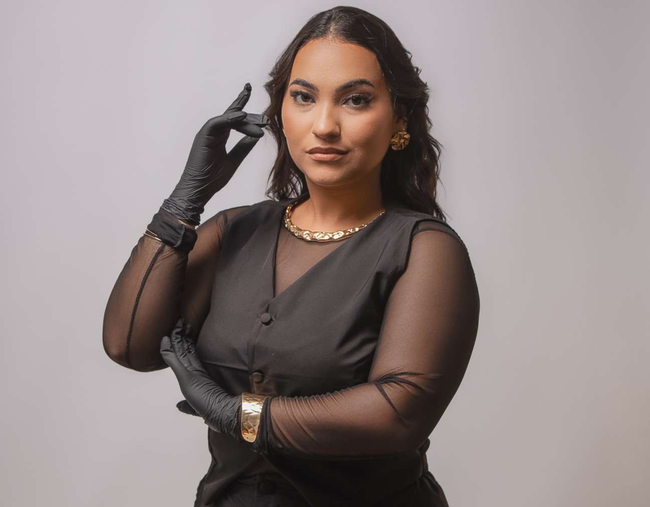 Débora Vieira, lash designer, no atendimento do studio